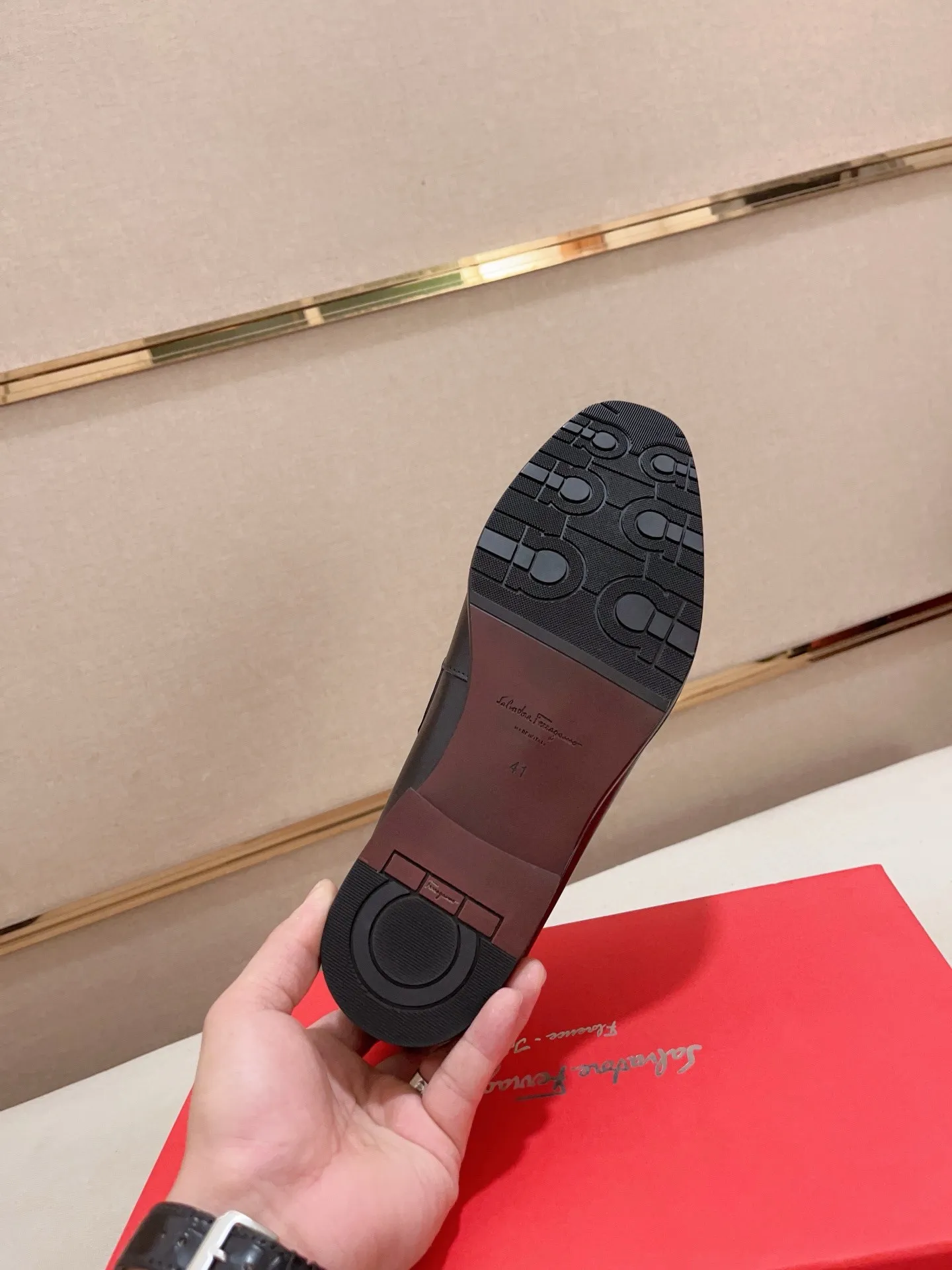 Men's shoes💰: 540💰 High version Ferragamo quality! 🆕🆕Exclusive hot-selling products in stock🔥🔥New products on the shelves, high-quality shoes, high-end driving shoes, with complete packaging! 💪 💪 Material: imported patented cowhide 🐂 + imported high-quality water-dyed cowhide lining + wear-resistant outsole 👍🏻👍🏻 Features: high-end and comfortable, purely handmade 🚀 🚀 Create the perfect shoes that suit you best 🔥 🔥 Size: (38-44) Can be customized 45 non-returnable!